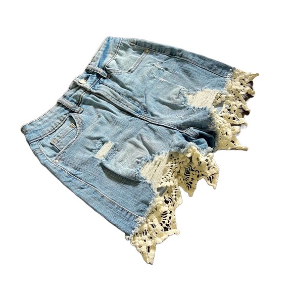 NWOT ALMOST FAMOUS LIGHT WASH AND HIGH WAISTED DENIM SHORTS WITH LACE TRIM - Picture 2 of 8